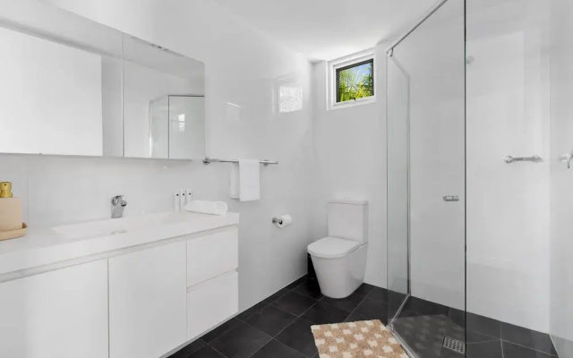 Relaxing 2-bed Home Close to Beaches and Parks