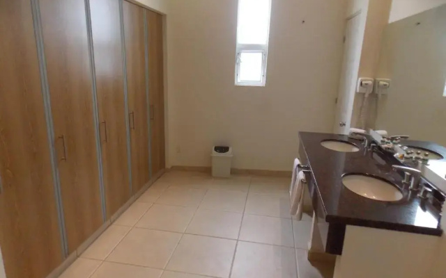 Cypres Hotel & Suites