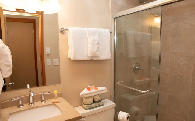 1320 Tennis Townhome 3 Bedroom Townhouse by RedAwning