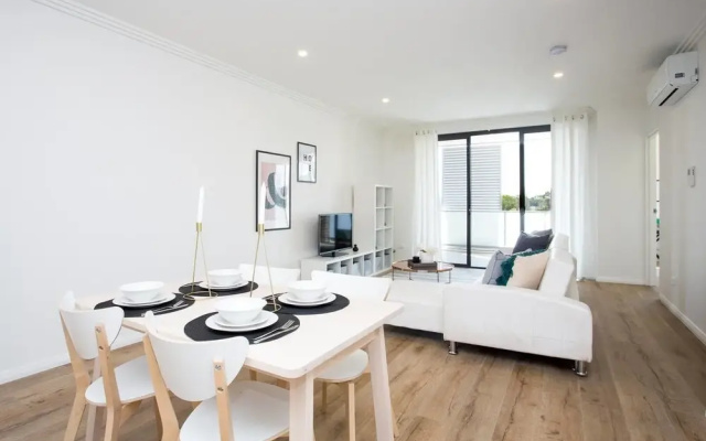 Designer Executive Apartment + Parking near Train
