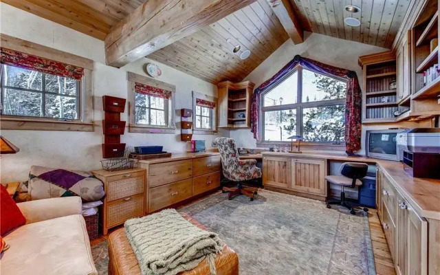 Three Peaks Mountain Lodge