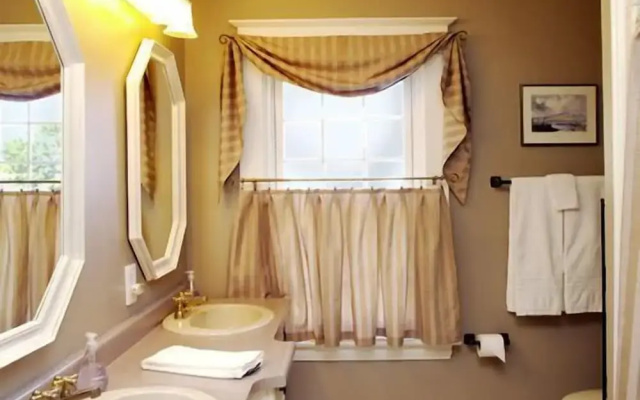 Simcoe Suites on the Henley B&B