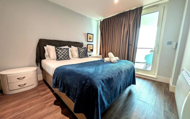 Central London Riverside Apartment