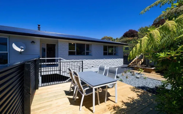 Ocean & Mountain Views 3-bedroom Home