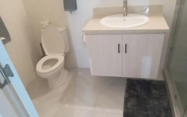 Beach-view 2 Bed Apartment Sleeps 4 - Free Parking
