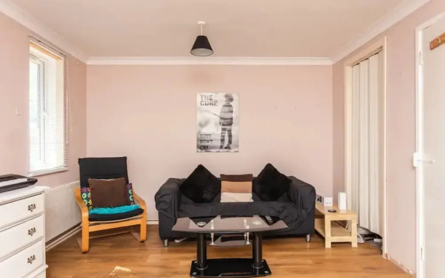 Homely 2 Bedroom House in Kennington With Garden