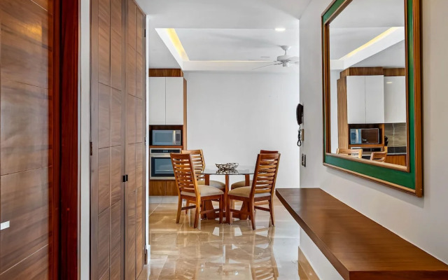Stunning Oceanfront Apartment With Breathtaking Views and Luxurious Amenities