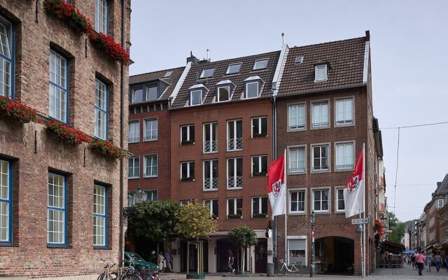 Hotel Am Rathaus Дюссельдорф вид на фасад
