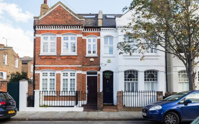Fabulous 4-Bed House in Fulham with Garden!