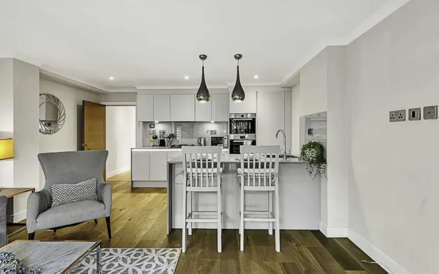 Chic and Contemporary Retreat in Brentford