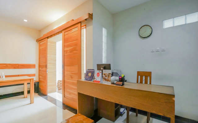 Oyo 90319 Angler Guest House Malang