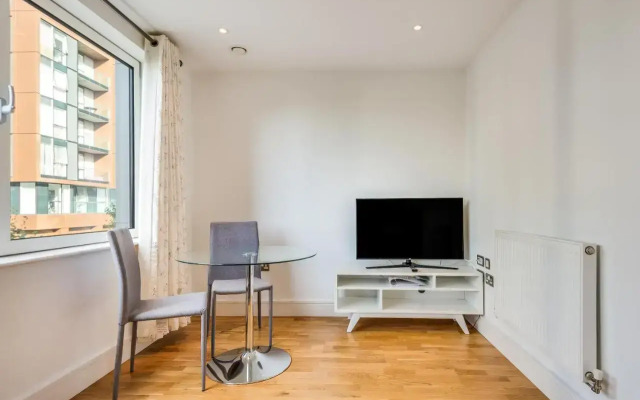 Indescon Square At Canary Wharf By Mysquare (Studio)
