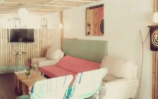 Zone 6 Co-working Beach Apartment