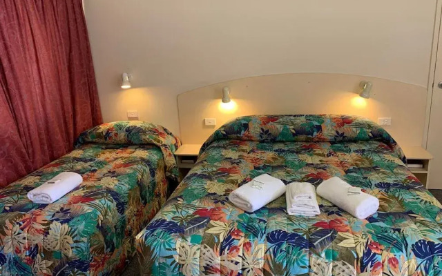 Outback Quarters Motel Hay