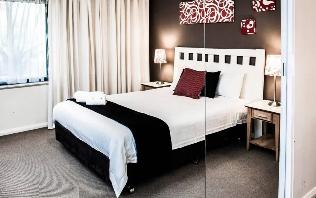 Two bedroom Apt next to Perth CBD with Parking.