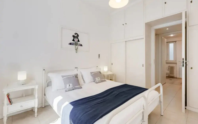 Lovely White Flat 15 Minutes From the City Center