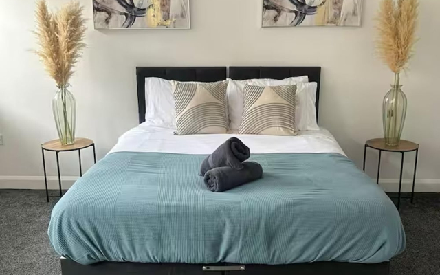 Stylish 2 Bedroom City Apartment - Free Parking