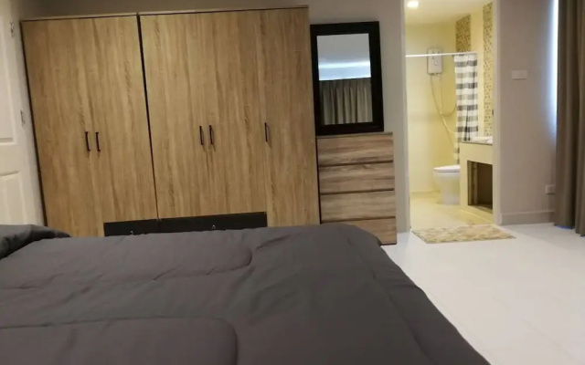 BKK 2 BR apt Near Sathon Iconsiam Firework View