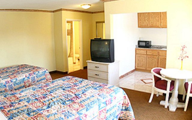 Glen Capri Inn & Suites - Burbank Universal in Glendale, United States of America from 118$, photos, reviews - zenhotels.com guestroom