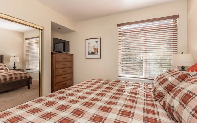 Silver Bear 19 with Covered Parking, Walk to Canyon Lodge by RedAwning