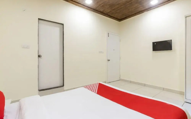 Oyo 27653 Savoy Suites