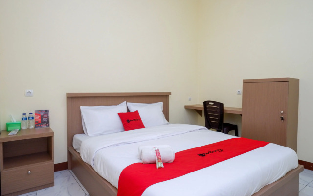 RedDoorz Near Tugu Muda Semarang