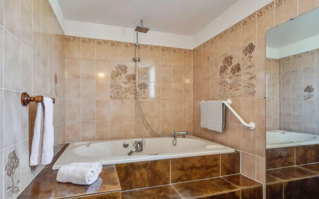 Cosy Apartment in Vachères With Private Garden