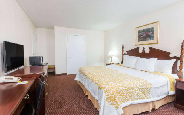 Days Inn by Wyndham Amherst OH – Near Cleveland, Cedar Point & Lake Erie