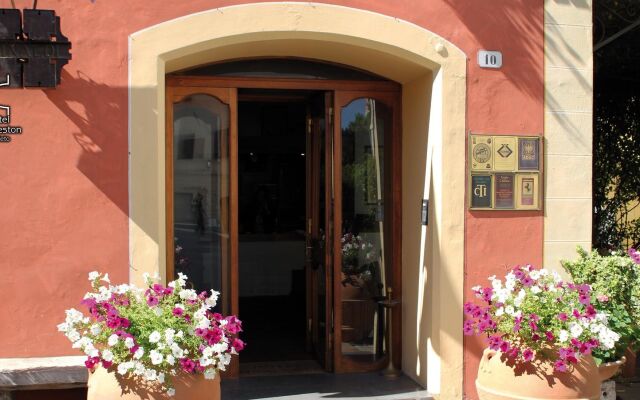 Hotel Charleston Сполето вид на фасад