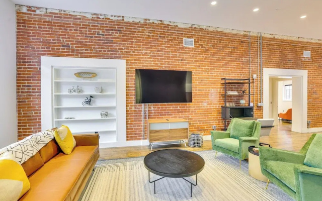 Downtown Omaha Getaway w/ Deck & Gas Grill!