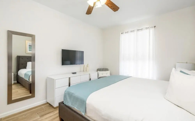 New Vista Cay Lyrica Near Pool Minutes to All Parks and Convention Center