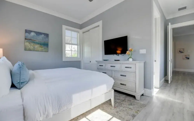 Springtide House by Brightwild Waterfront Pool
