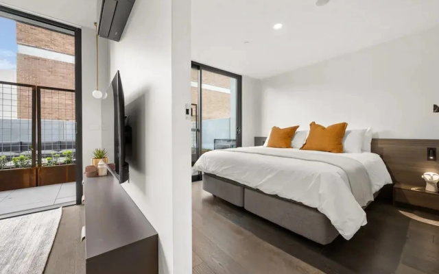 Sophisticated Inner-city 2-bed With Outdoor Dining