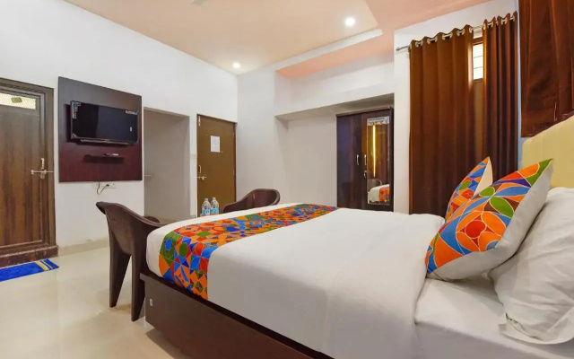 Fabexpress Shree Thakur- 700 Meter Away From Railway Station