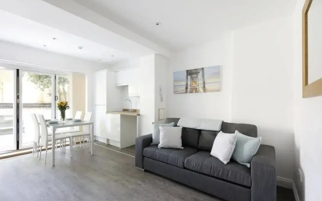 Modern Contemporary 2 Bed With Garden