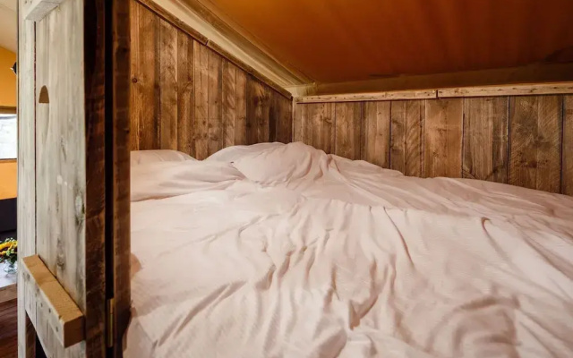 Atmospheric Glamping Tent With Bathroom in Nature