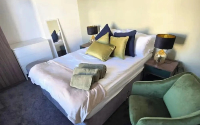 West Midlands Home - 3BR w Free Parking and Wifi