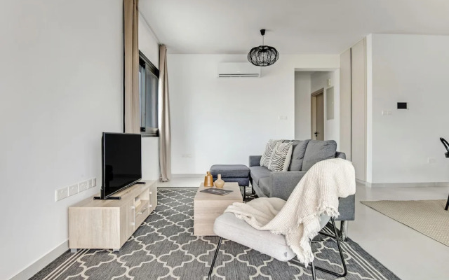 Sanders Only - Lovely 1-bdr Apt With two Balconies