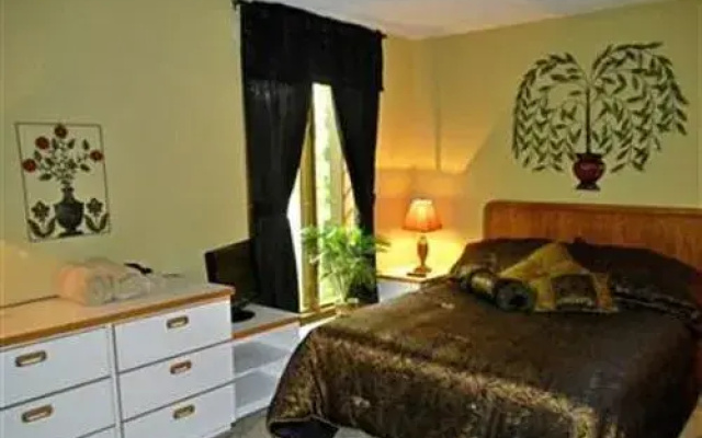 Whispering Oaks Bed & Breakfast