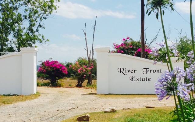 Отель River Front Estate вид на фасад