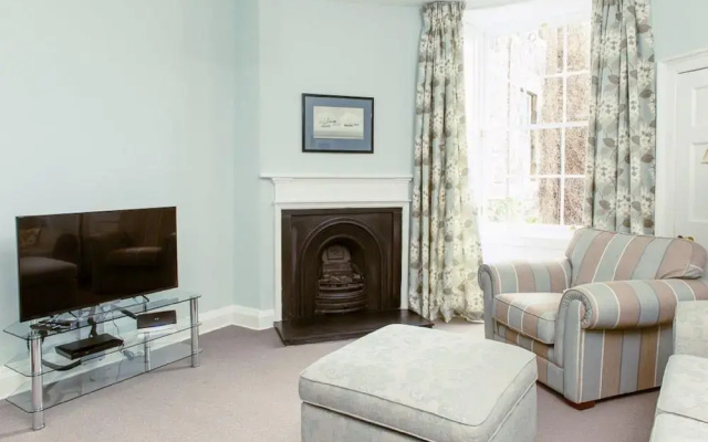 Charming City Center Apartment