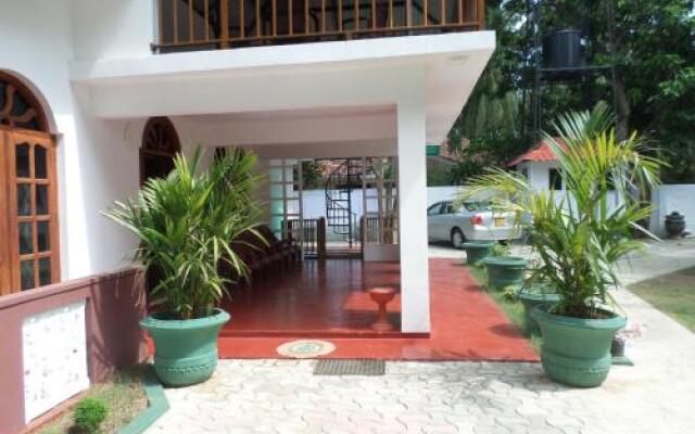 Отель Mayura Rest Inn вид на фасад
