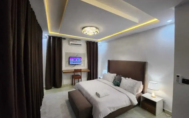 Charming 2- Bedroom Duplex