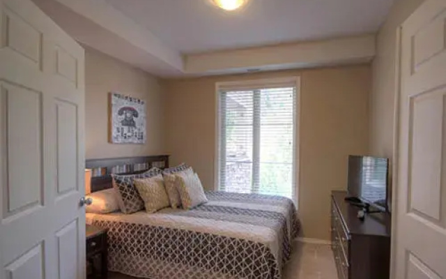 Pinnacle Pointe Resort by kelownacondorentals