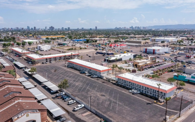 Super 8 by Wyndham Phoenix West