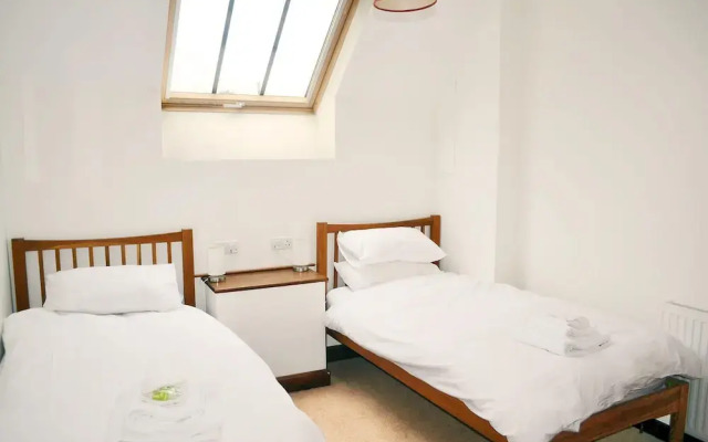 Beautifully converted 400-year-old threshing barn in East Devon. Pet-friendly.