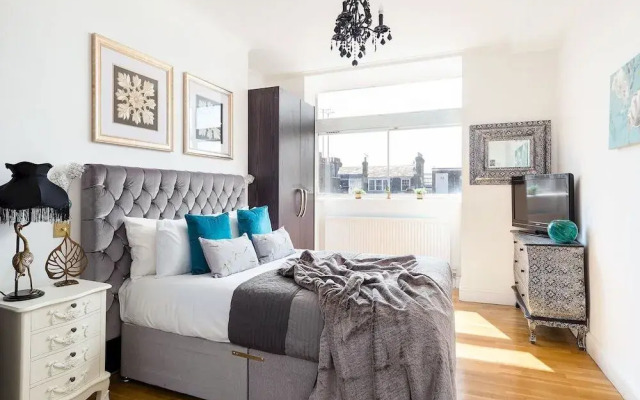 Designer 2-bed 2-bath Behind Selfridges