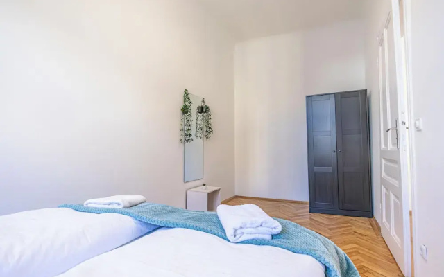 Chic 2BR Retreat Near Belvedere Palace