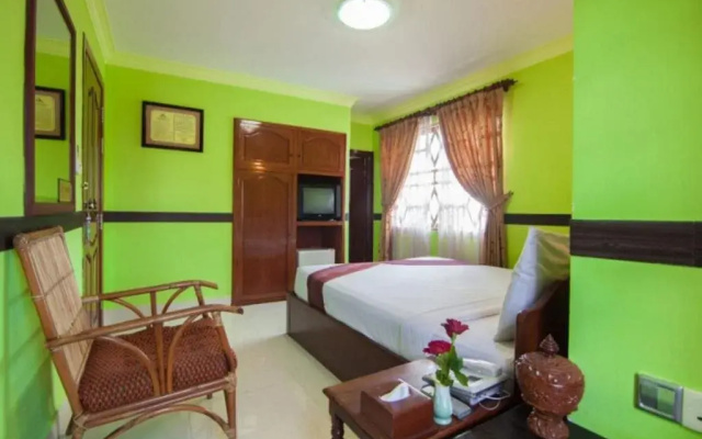 Long Live Hotel