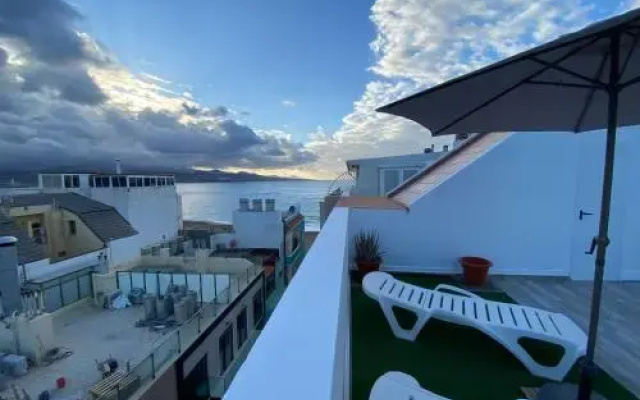Beach Apartment & Rooftop Lounge